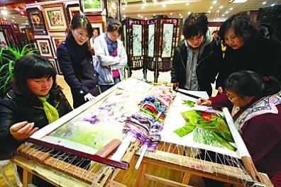 繡娘表演,鎮(zhèn)湖刺繡,天堂繡現(xiàn)場(chǎng)