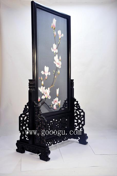 唐代詩(shī)人詠:“晨夕目賞白玉蘭,暮年老區(qū)乃春時(shí)”。若天天賞視玉蘭,嗅著濃郁的芳香,可人老心童,留住歲月,永著青春
